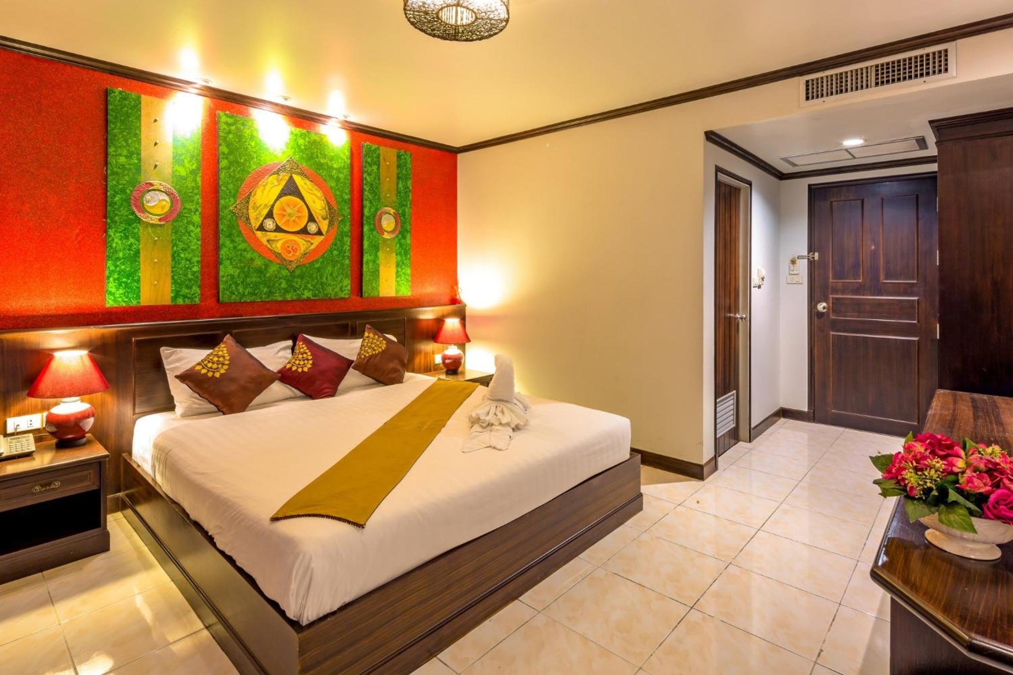 Tanawan Phuket Hotel Patong Luaran gambar