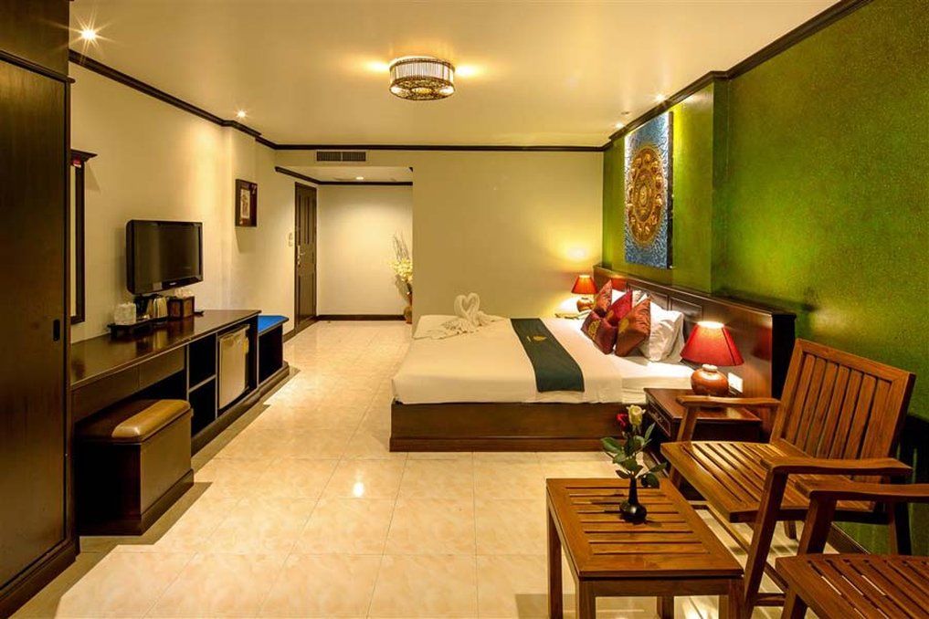 Tanawan Phuket Hotel Patong Luaran gambar